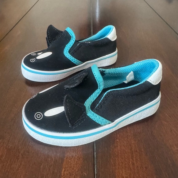 Cat & Jack Black & Blue Whale Toddler Shoes Size 5 - Picture 3 of 8